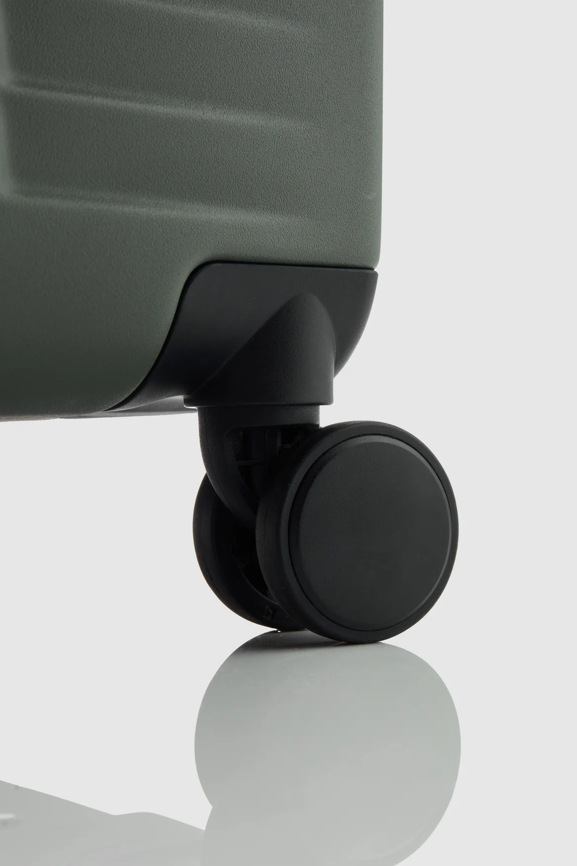 Venture Dual Open 56cm Suitcase - Image 7