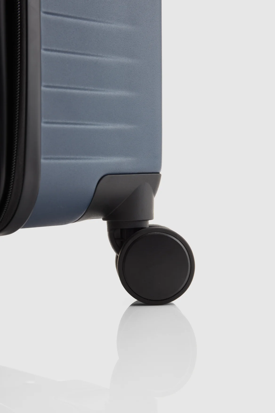 Venture Dual Open 56cm Suitcase - Image 7