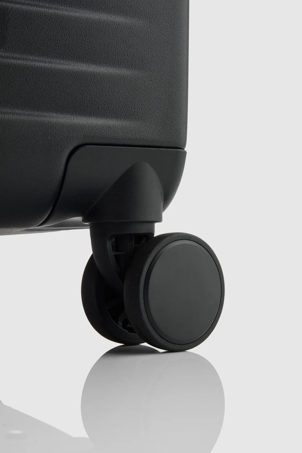 Venture Dual Open 66cm Suitcase - Image 7