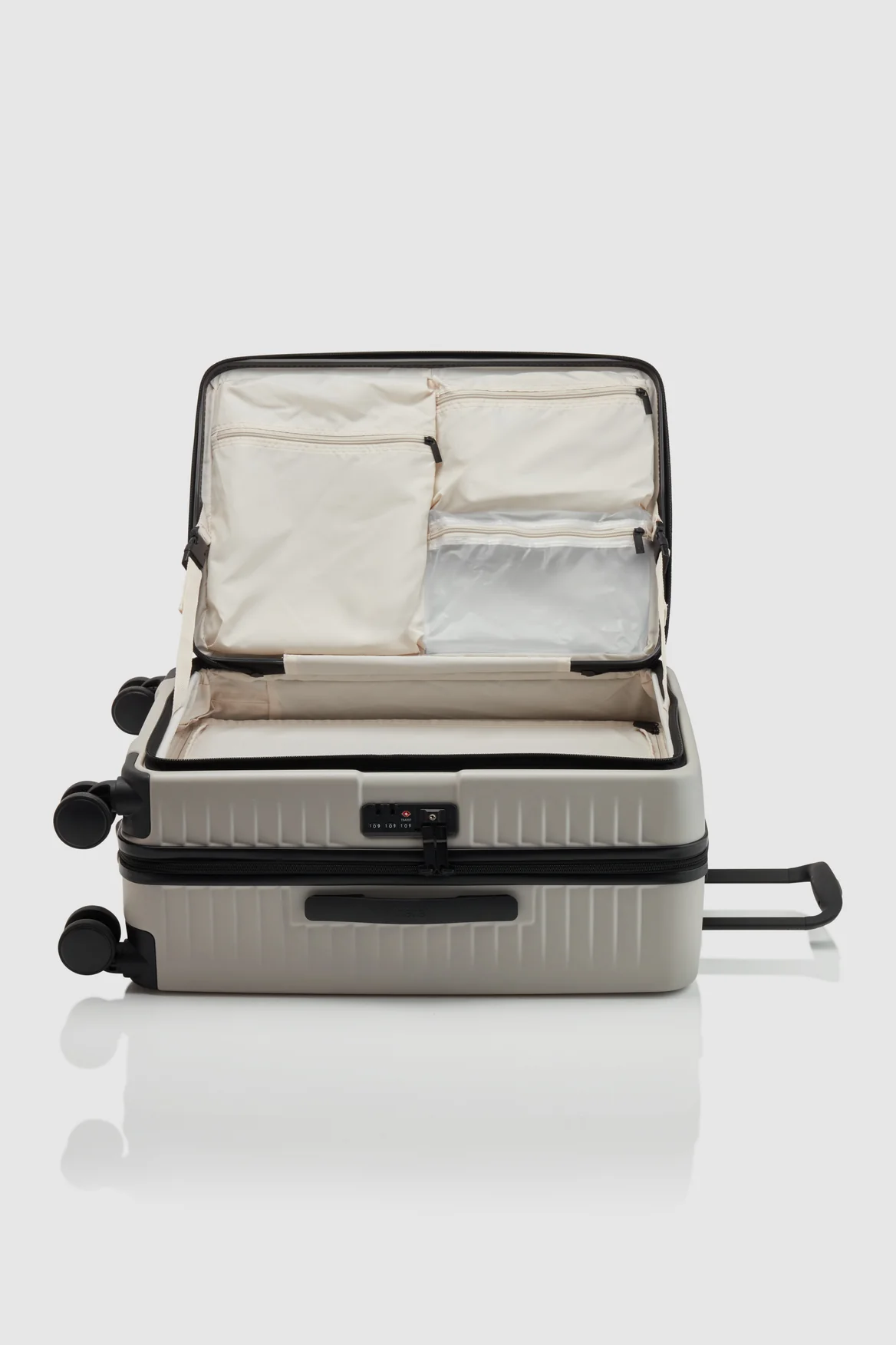 Venture Dual Open 66cm Suitcase - Image 3