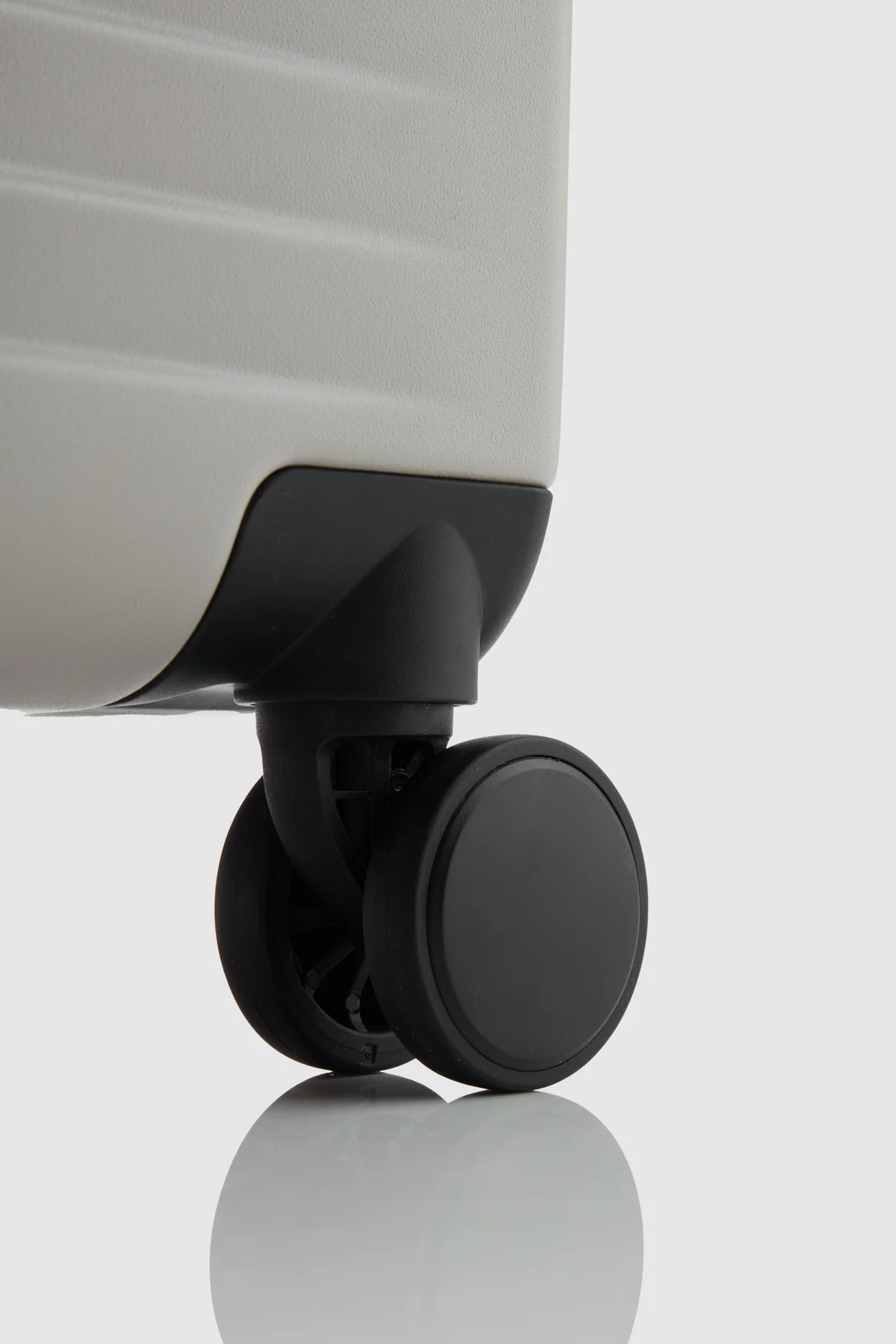 Venture Dual Open 66cm Suitcase - Image 7